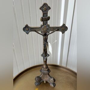 GOLDSCHEIDER OF VIENNA STANDING CRUCIFIX IN ANTIQUED BRASS. MADE IN ITALY. NEW